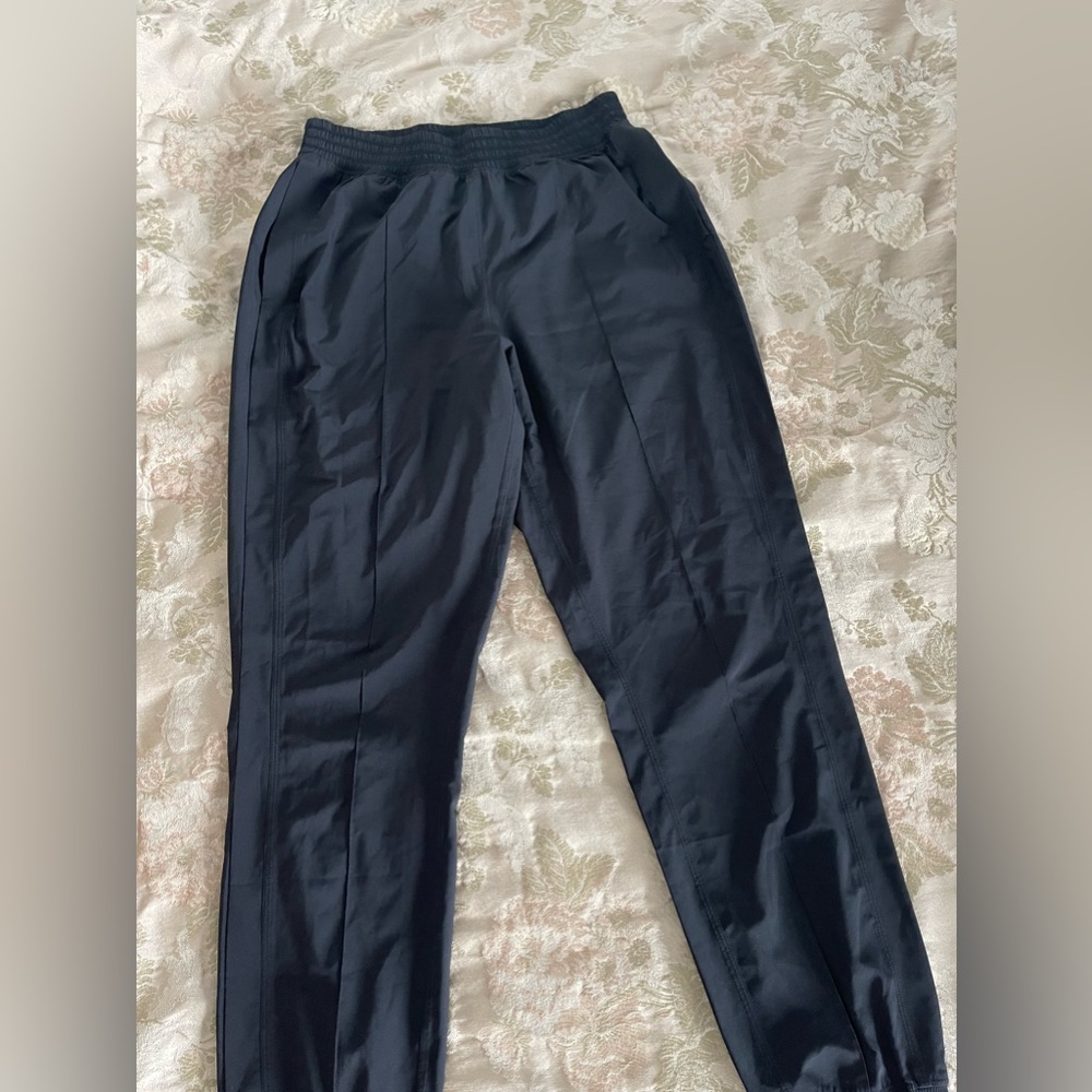 Lululemon black joggers size 4